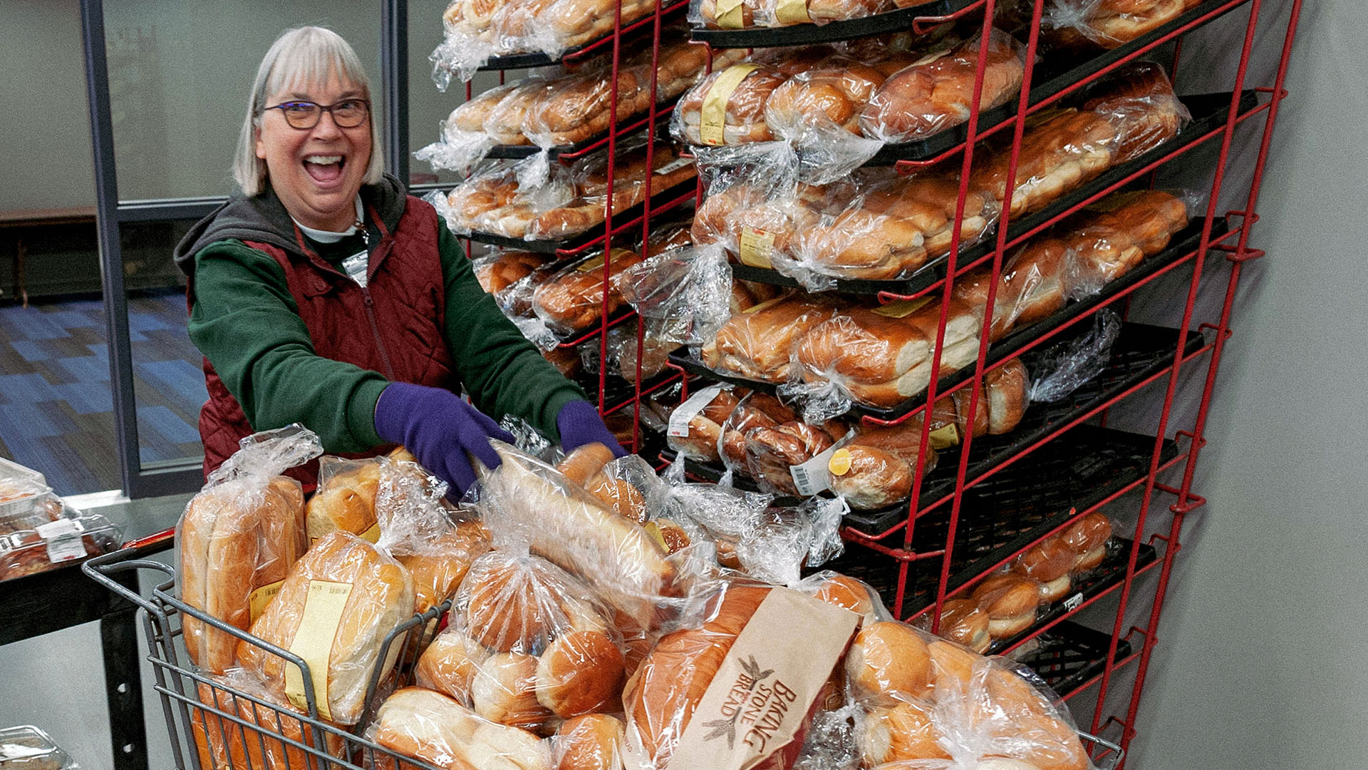 A student unloads bread at FISH of Galesburg